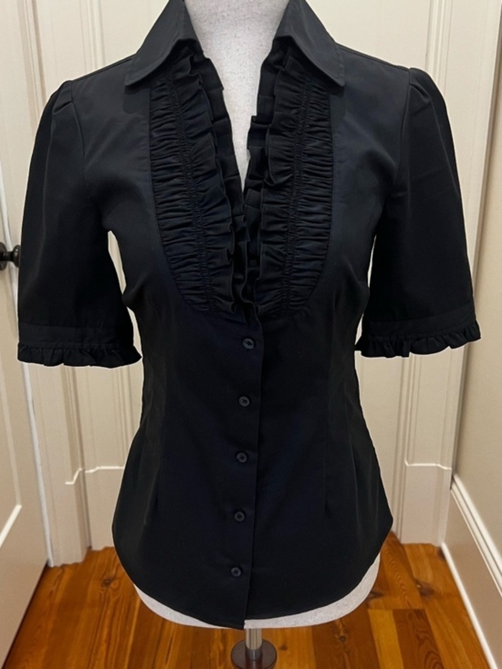 White House Black Market Black Short Sleeved Blouse w/ ruffle collar & sleeve 00